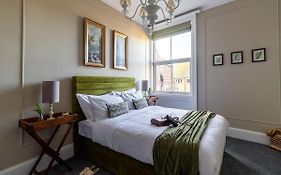 Crescent View Central & Quiet Sleeps 4